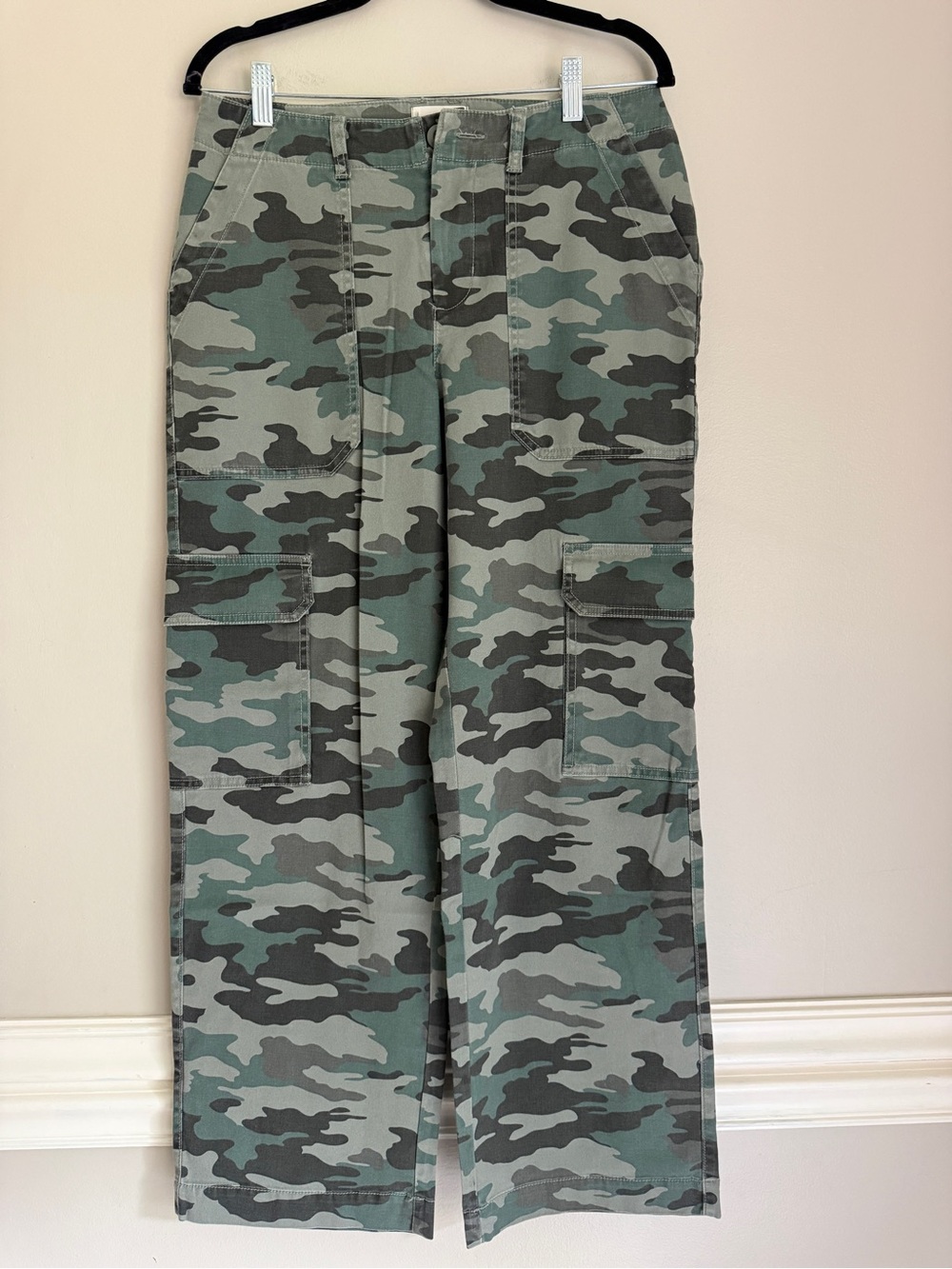 NWOT Universal Thread Camouflage Women's Cargo Pants, size 8